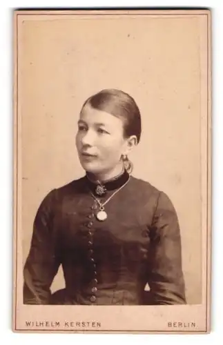 Fotografie Wilhelm Kersten, Berlin, Krausen-Strasse 40, Junge Dame mit Kragenbrosche und Amulett