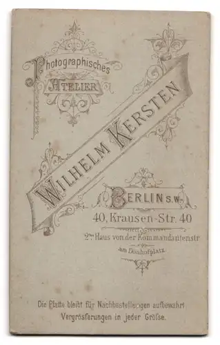 Fotografie Wilhelm Kersten, Berlin, Krausen-Strasse 40, Junge Dame mit Kragenbrosche und Amulett