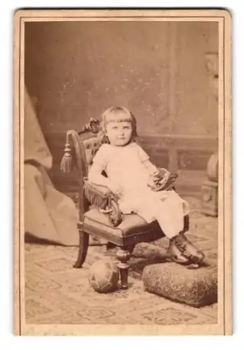 Fotografie Ferd. Hechy, Berlin, Steglitzer-Strasse 61, Kind in weisser Kleidung mit Körbchen