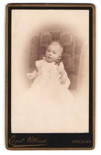 Fotografie Ernst Ulbrich, Stralsund, Ossenreyer-Strasse 13, Kleines Kind im weissen Kleid