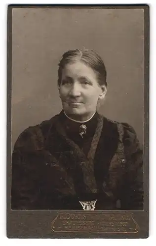 Fotografie A. Dorns, Braunsberg, Dame im Kleid mit Brosche