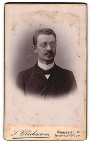 Fotografie Glückmann, Königsberg i. Pr., Französische Strasse 5, Herr im Anzug mit Brille und Bart