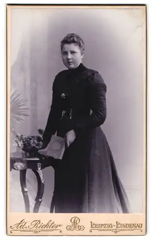 Fotografie Adolph Richter, Leipzig, Junge Dame im langen Kleid mit Buch in der Hand