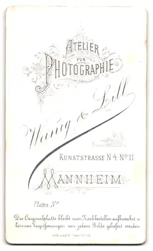 Fotografie Weinig & Lill, Mannheim, Junge Dame im Tournürenkleid mit Armreif