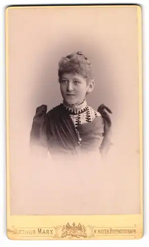 Fotografie Arthur Marx, München, Residenzstrasse 12, Junge Dame mit hochgesteckten Haaren im Kleid mit Puffärmeln