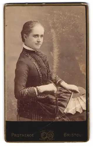 Fotografie Protheroe, Bristol, Dame im Halbprofil mit Fächer