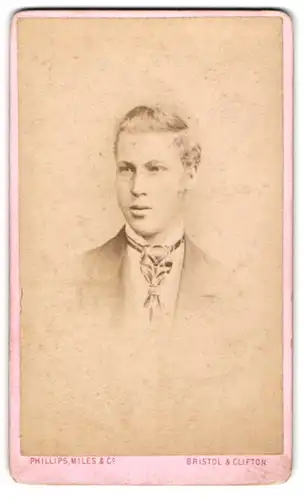 Fotografie Philips - Miles & Co., Bristol, 9. Clare Street, Portrait eines jungen Herren im Anzug mit Krawatte