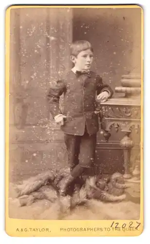 Fotografie A. & G. Taylor, Hanley, 29 Piccadilly, Junge im Anzug in Studiokulisse