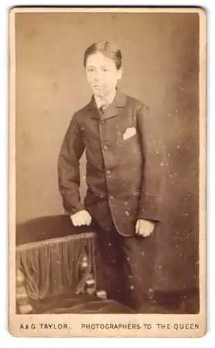 Fotografie A. & G. Taylor, Liverpool, 34 Church Street, Junge im Anzug mit Einstecktuch