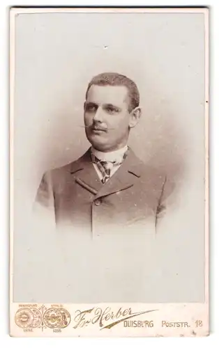 Fotografie Fr. Herber, Duisburg, Poststr. 18, Junger Herr mit Bart und karierter Krawatte
