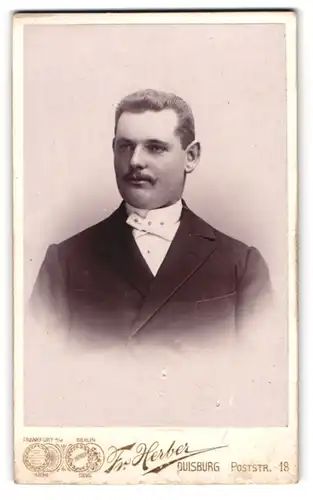 Fotografie Fr. Herber, Duisburg, Poststr. 18, Herr mit Bart im Anzug