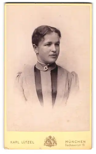 Fotografie Karl Lützel, München, Dachauerstr. 19, Frau im Kleid mit Brosche
