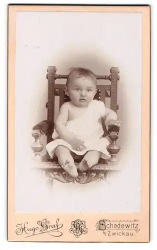Fotografie Hugo Graf, Schedewitz, Hauptstr. 71, Kleinkind im Kleidchen auf Stuhl sitzend