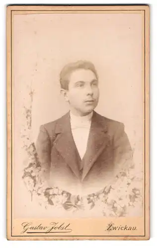 Fotografie Gustav Jobst, Zwickau, Schneebergstr. 20, Junger Herr im Anzug im Halbprofil