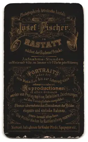 Fotografie Josef Fischer, Rastatt, Junge Dame im plissierten Kleid mit Brosche