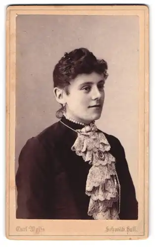 Fotografie Carl Weiss, Schw. Hall, Junge Dame im Kleid mit Spitzenkragen und Perlenkette
