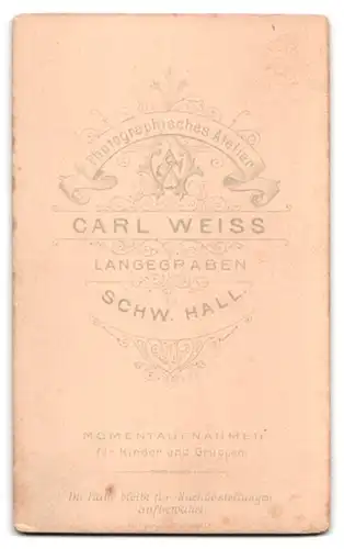 Fotografie Carl Weiss, Schw. Hall, Junge Dame im Kleid mit Spitzenkragen und Perlenkette