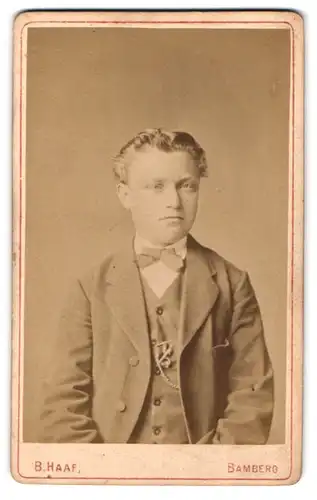 Fotografie B. Haaf, Bamberg, Junger Herr im Anzug mit Fliege