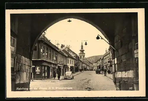 AK Hainburg an der Donau, Wienerstrasse mit Geschäften durch Tor