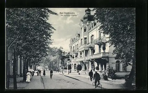 AK Bad Oeynhausen, Am Kurhotel Vogeler mit Passanten