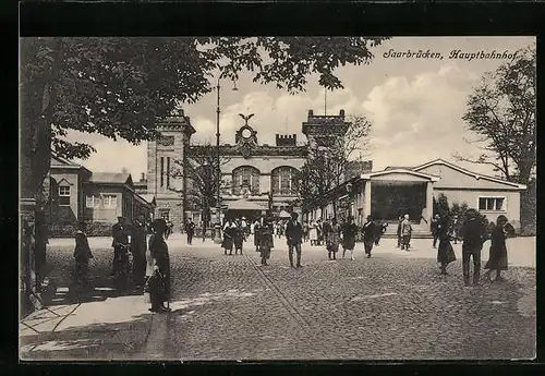 AK Saarbrücken, Hauptbahnhof mit Passanten