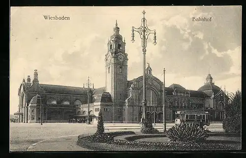 AK Wiesbaden, Bahnhof mit Strassenbahn