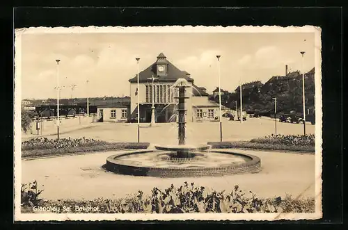 AK Glauchau, Bahnhof mit Springbrunnen davor