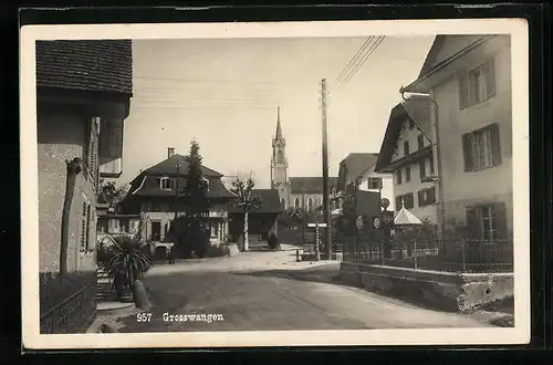 AK Grosswangen, Strassenpartie mit Kirchturm