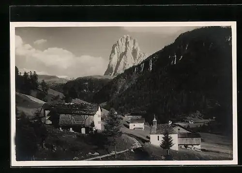 AK Ortisei, Ortspartie mit bewaldeter Gebirgslandschaft