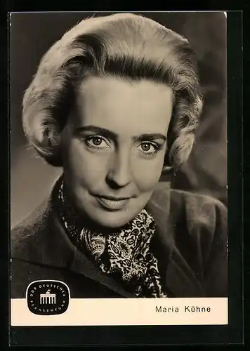 AK Schauspielerin Maria Kühne lächelt wissend