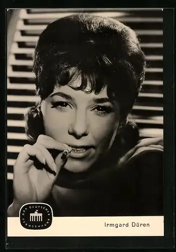 AK Schauspielerin Irmgard Düren posiert mit Zigarette