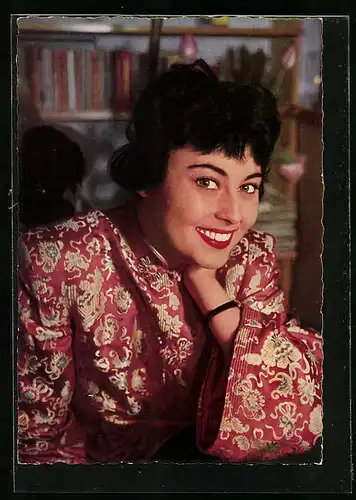 AK Schauspielerin Elma Karlowa im Kimono