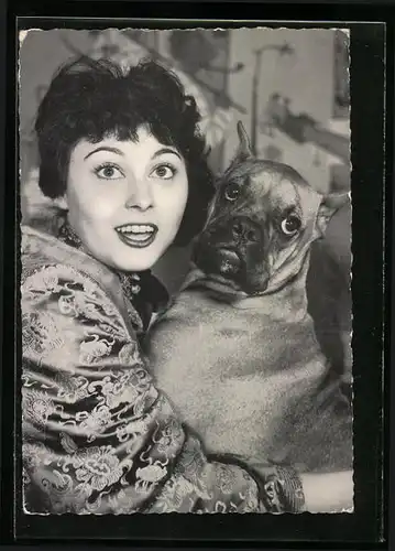 AK Schauspielerin Elma Karlowa mit ihrem Boxer