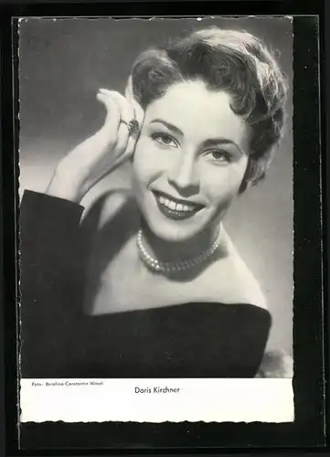 AK Schauspielerin Doris Kirchner mit Perlen und schwarzem Abendkleid