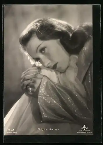 AK Schauspielerin Brigitte Horney in Denkerpose