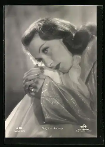 AK Schauspielerin Brigitte Horney in Denkerpose