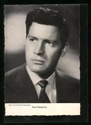 AK Schauspieler Paul Hubschmid ernst zur Seite schauend