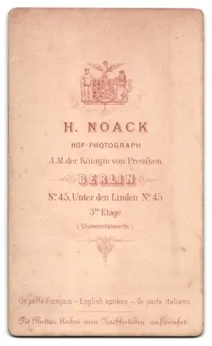 Fotografie H. Noack, Berlin, Unter den Linden 45, Heranwachsende im hochwertigen Kostüm mit Schleife am Kragen