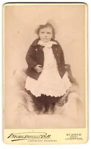 Fotografie Vandyke & Brown, Liverpool, 87. Lord Street, Wohlgenährtes Kleinkind im strahlend weissen Kleid