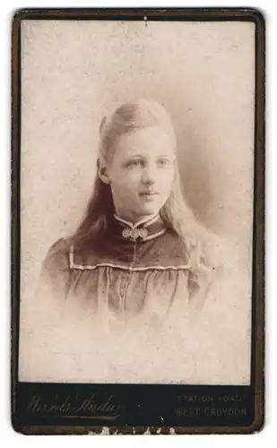 Fotografie Wards Studio, West Croydon, Station Road, Junges Mädchen mit langem, offenem Haar