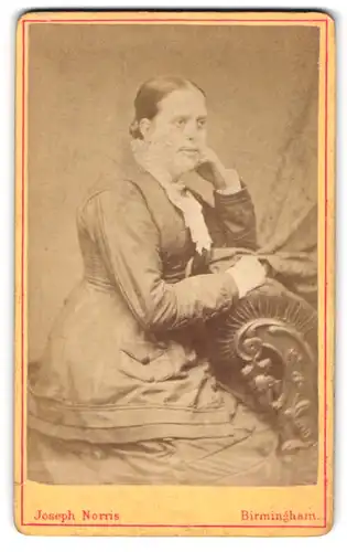 Fotografie Joseph Norris, Birmingham, 5. Union Passage, Gestandene Frau mit streng zurückgebundem Haar