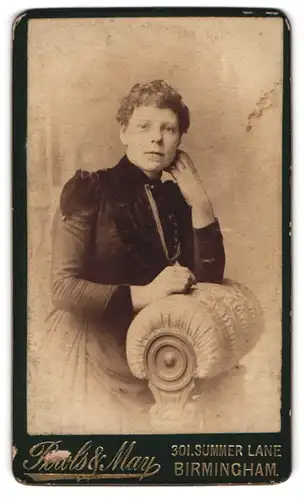 Fotografie Powls & May, Birmingham, 301. Summer Line, Kurzhaarige Dame im teuren Samtkleid