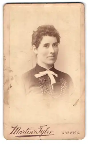 Fotografie Martin & Tyler, Warwick, High Street, Kurzhaarige Dame mit sympathischem Lächeln