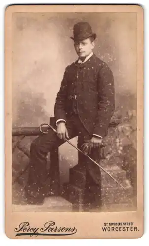 Fotografie Percy Parsons, Worcester, St. Nicholas Street, Junger Herr im edlen Anzug mit Melone und Gehstock