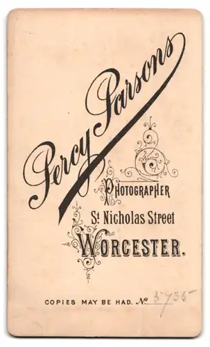 Fotografie Percy Parsons, Worcester, St. Nicholas Street, Junger Herr im edlen Anzug mit Melone und Gehstock