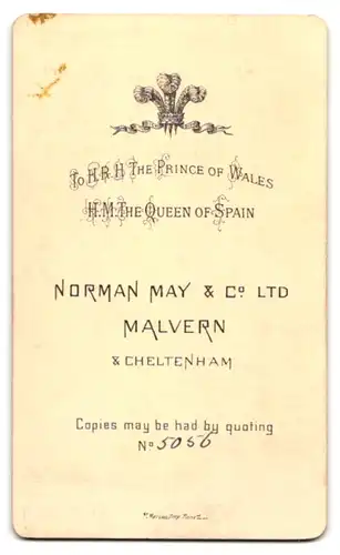 Fotografie Norman May & Co., Malvern, Gestandene Greisin mit Hochsteckfrisur im schwarz-weissen Rüschenkleid
