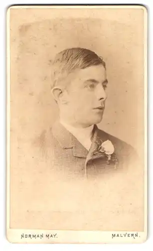 Fotografie Norman May, Malvern, Heranwachsender Bursche im bürgerlichen Anzug mit angesteckter Blume am Kragen