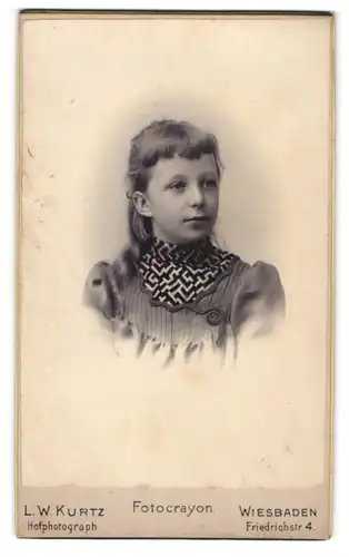 Fotografie L. W. Kurtz, Wiesbaden, Friedrichstr. 4, Kleines Mädchen im bunten Rüschenkleid