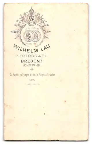 Fotografie Wilh. Lau, Bregenz, Römerstrasse, Junge Dame mit Kurzhaarfrisur im gestreiften Kleid