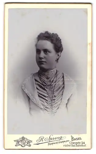 Fotografie R. Spreng, Basel, Clarastr. 54, Heranwachsende im hochwertigen Kleid mit Halskette